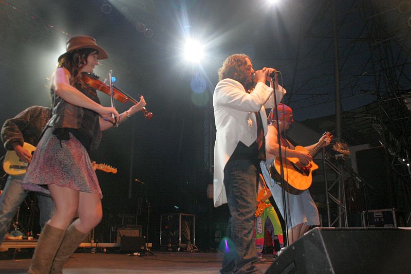 Festivaliers déchaînés pour les Cowboys Fringants et cie