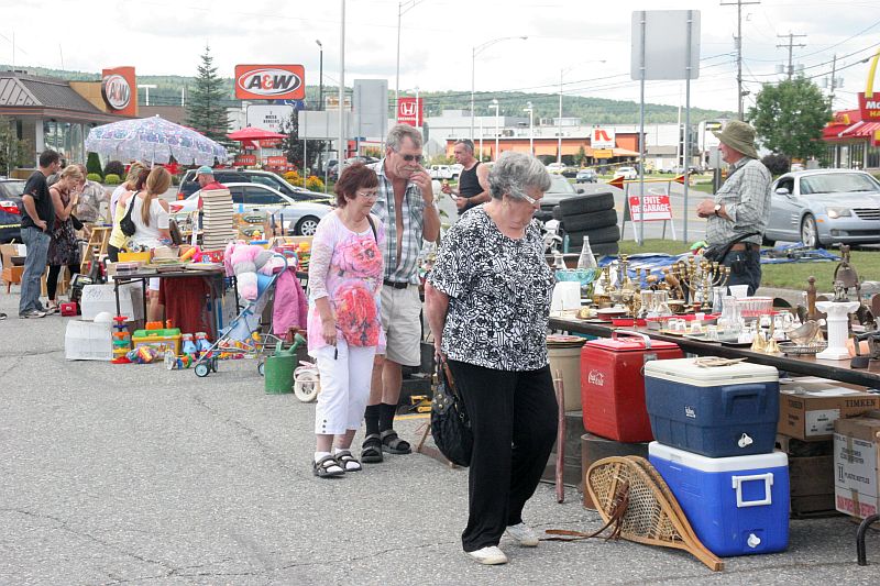 Grande vente de débarras pour la charité