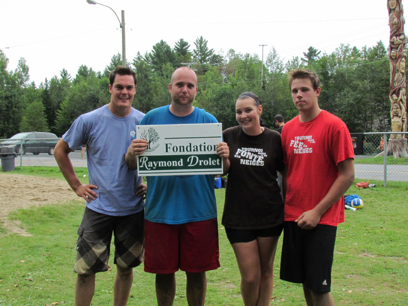 Un tournoi de volleyball amasse 4000 $ pour la Fondation Raymond Drolet