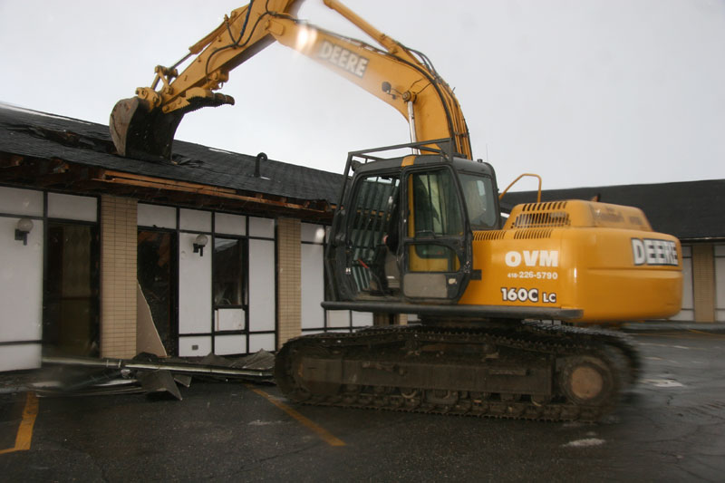 La démolition de l’ancien Restaurant-Motel Charles est en cours à Saint-Georges
