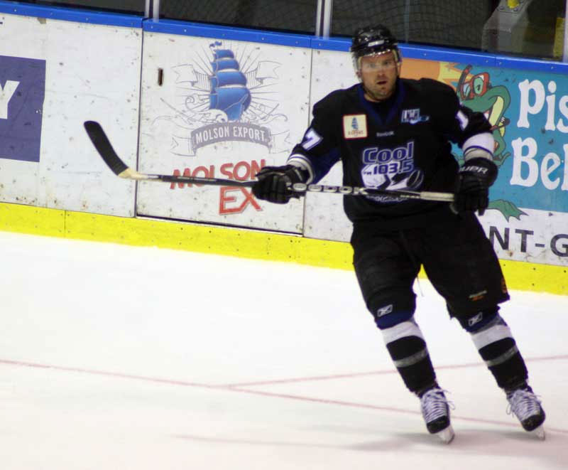 Mathieu Benoît est échangé au HC Carvena