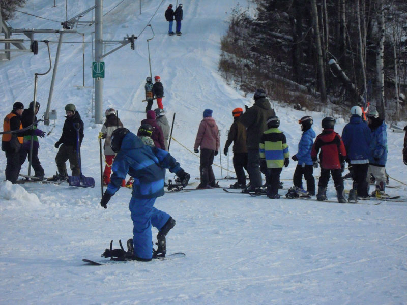 Des pentes glacées, mais praticables au Centre de ski Saint-Georges