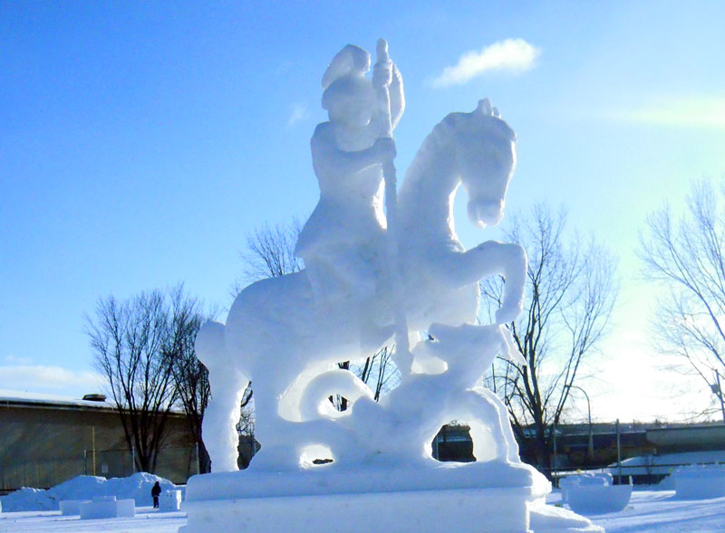 Les sculptures sur neige de l’anneau du Centre Lacroix-Dutil font fureur !