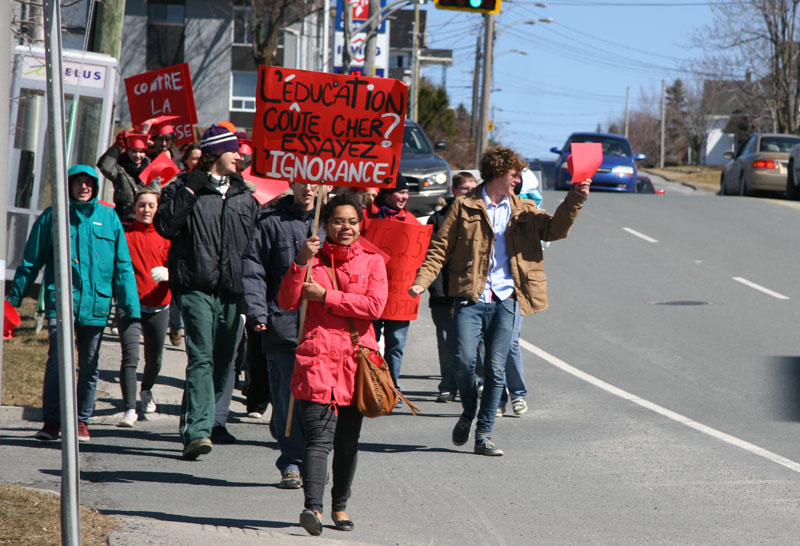 Quelques manifestants du Cégep Beauce-Appalaches dénoncent la hausse des droits de scolarité