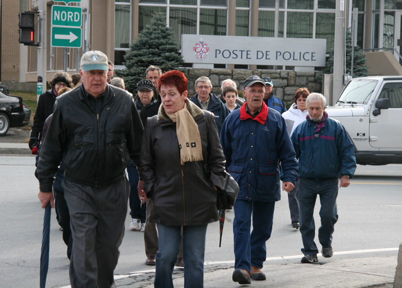 20 personnes marchent pour le maintien du Service de police de Saint-Georges