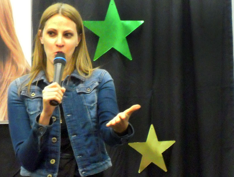India Desjardins attire beaucoup d’admirateurs au Centre culturel Marie-Fitzbach!