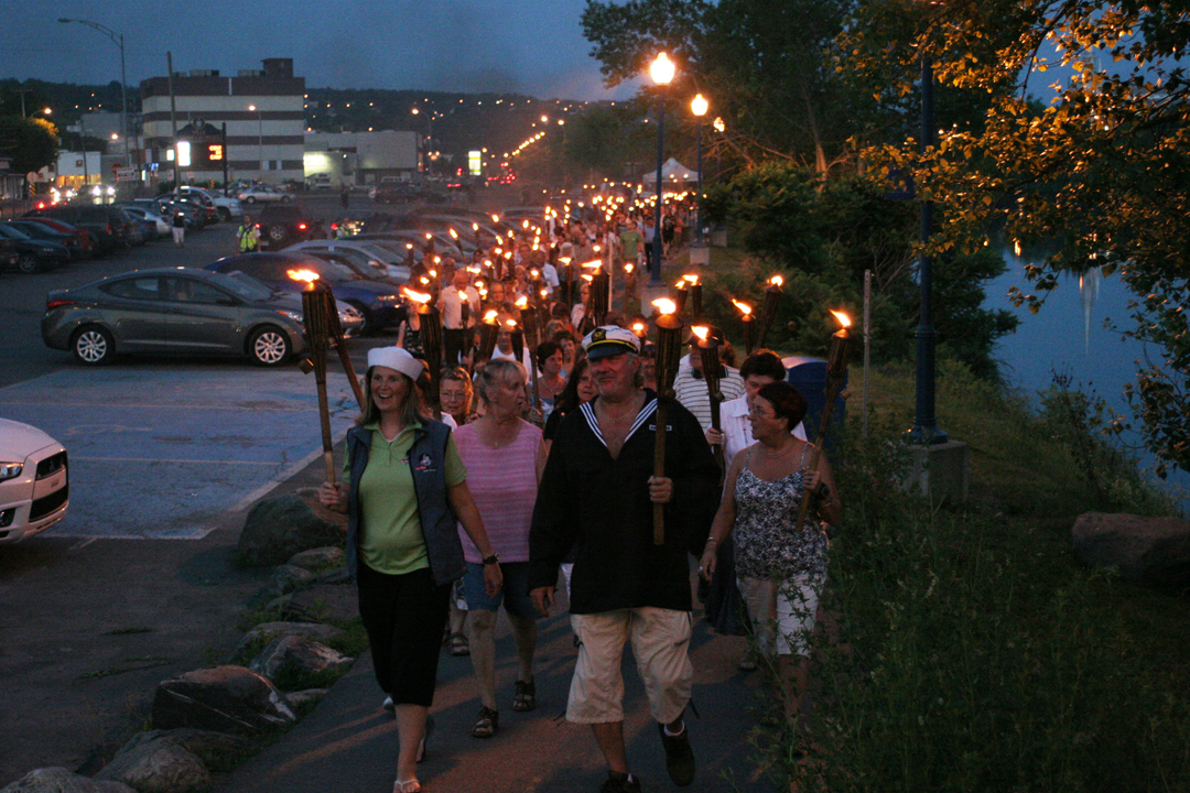 Le solstice d'été célébré par une marche au flambeau