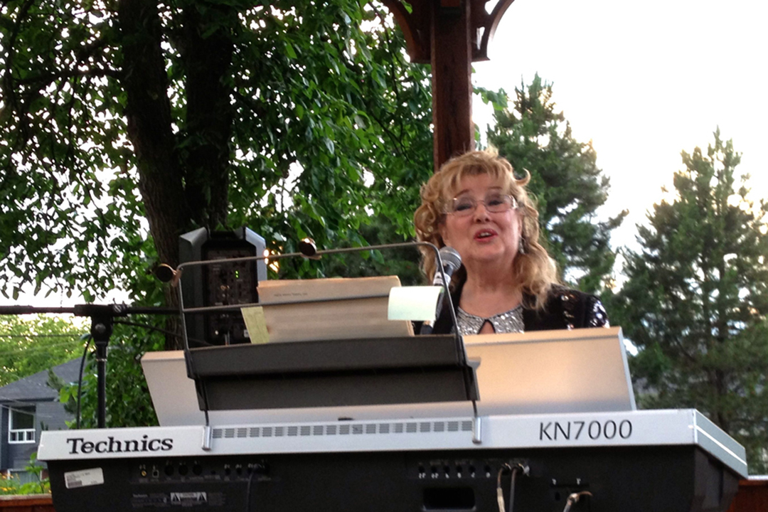 Gisèle Lawrence en spectacle sous la pluie à l'arboretum