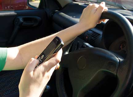 Les jeunes continuent d'être distraits au volant