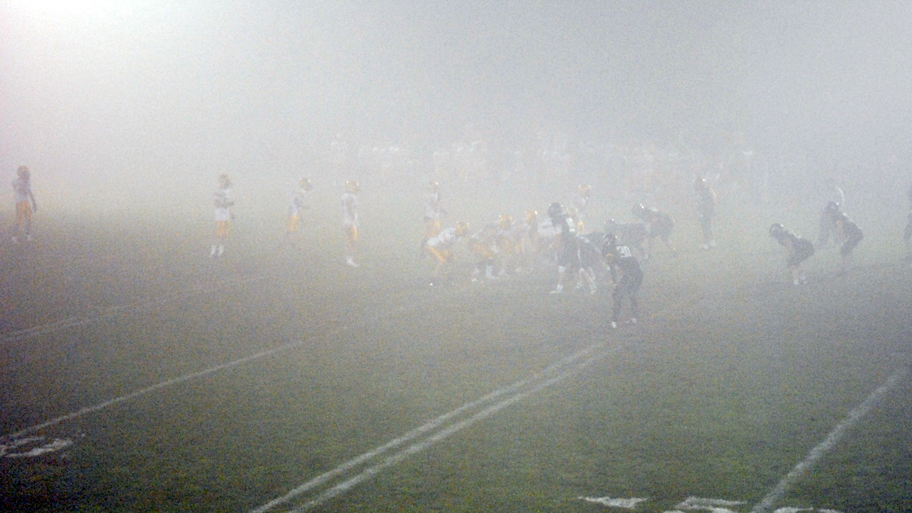 Les Condors s'inclinent dans le brouillard et la boue