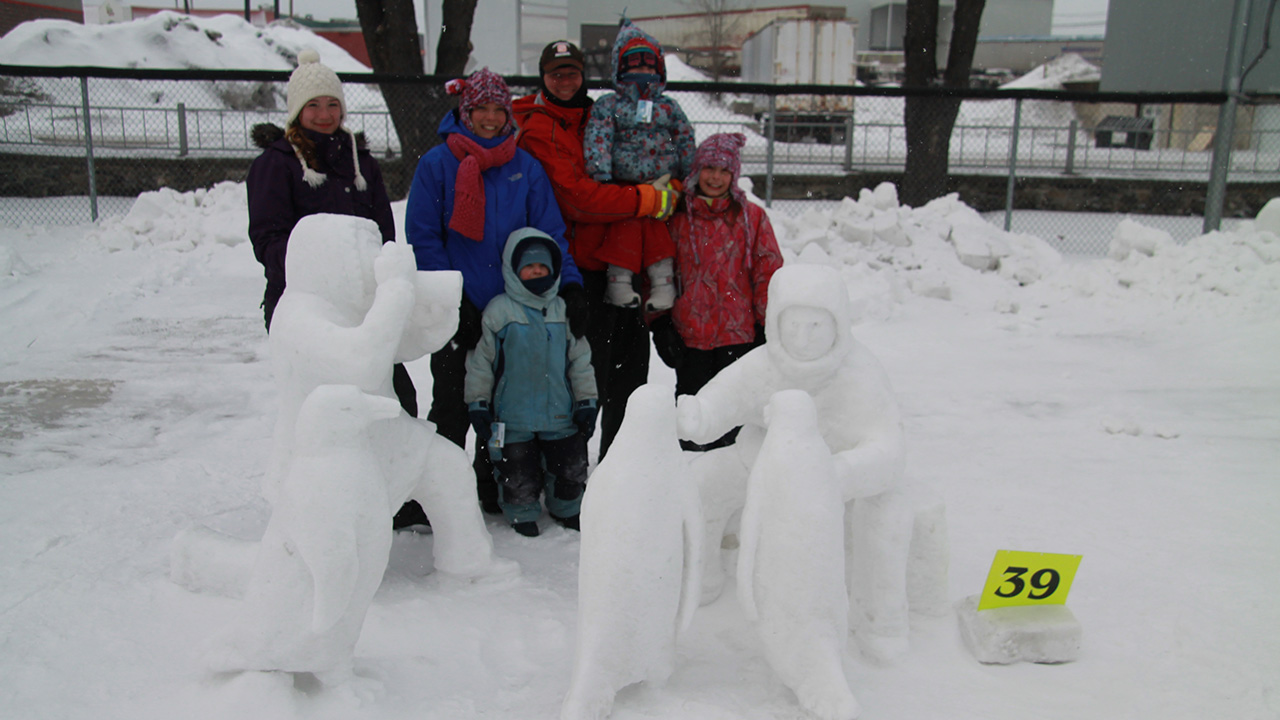 Des artistes en herbe s'illustrent au concours de sculptures sur neige