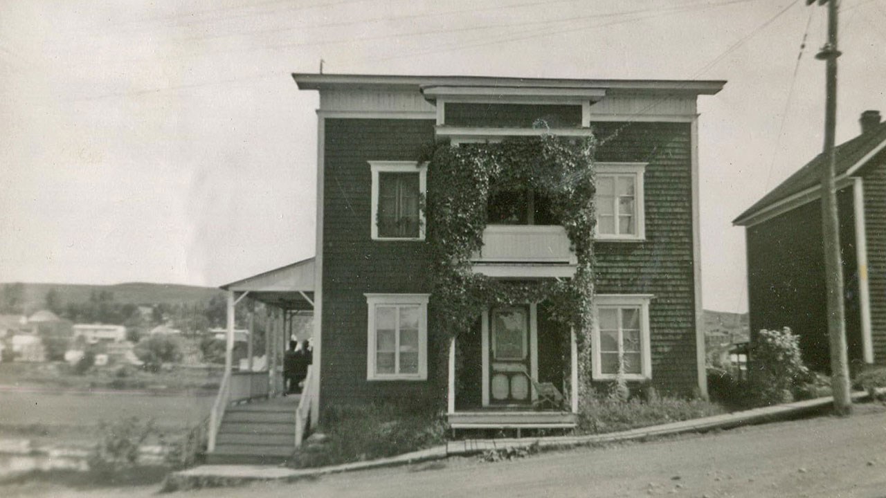 LA VIEILLE MAISON SUR LA CÔTE DU DOMAINE