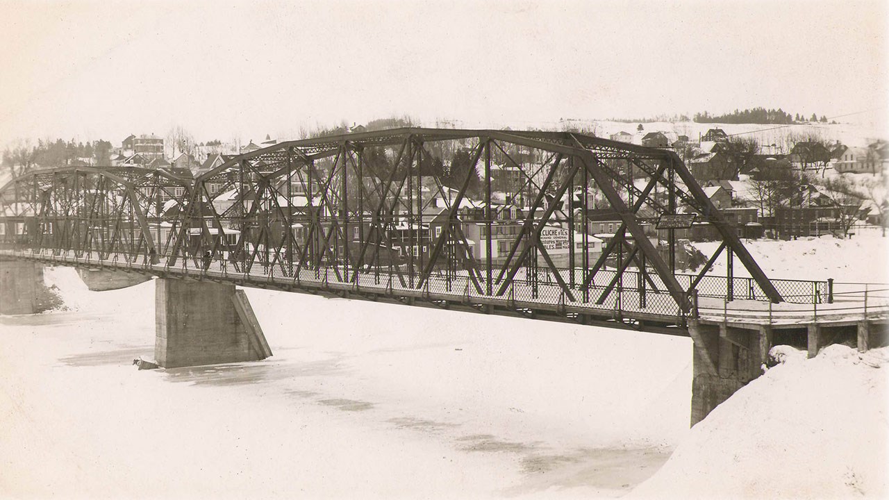 LES PANNEAUX COUPE-VENT SUR L'ANCIEN PONT DE FER