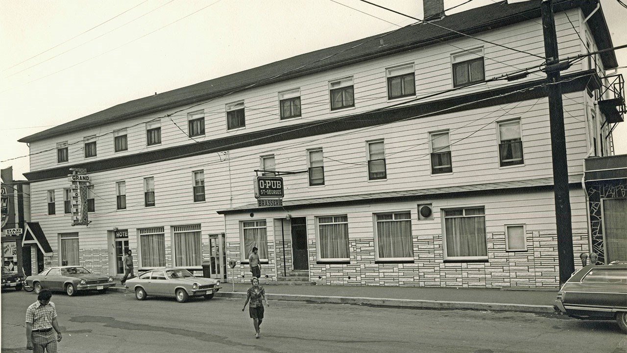 LES ANCIENS BARS DE LA PREMIÈRE AVENUE