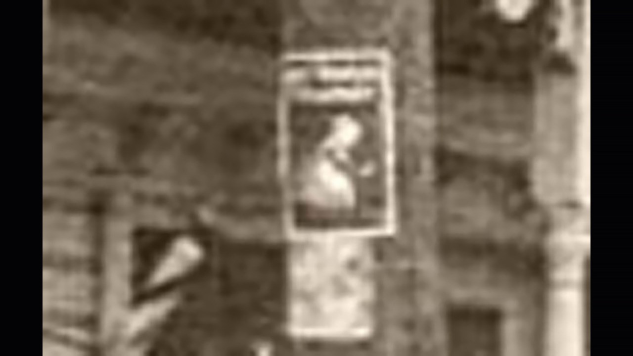Publicités d'autrefois sur les poteaux de téléphone