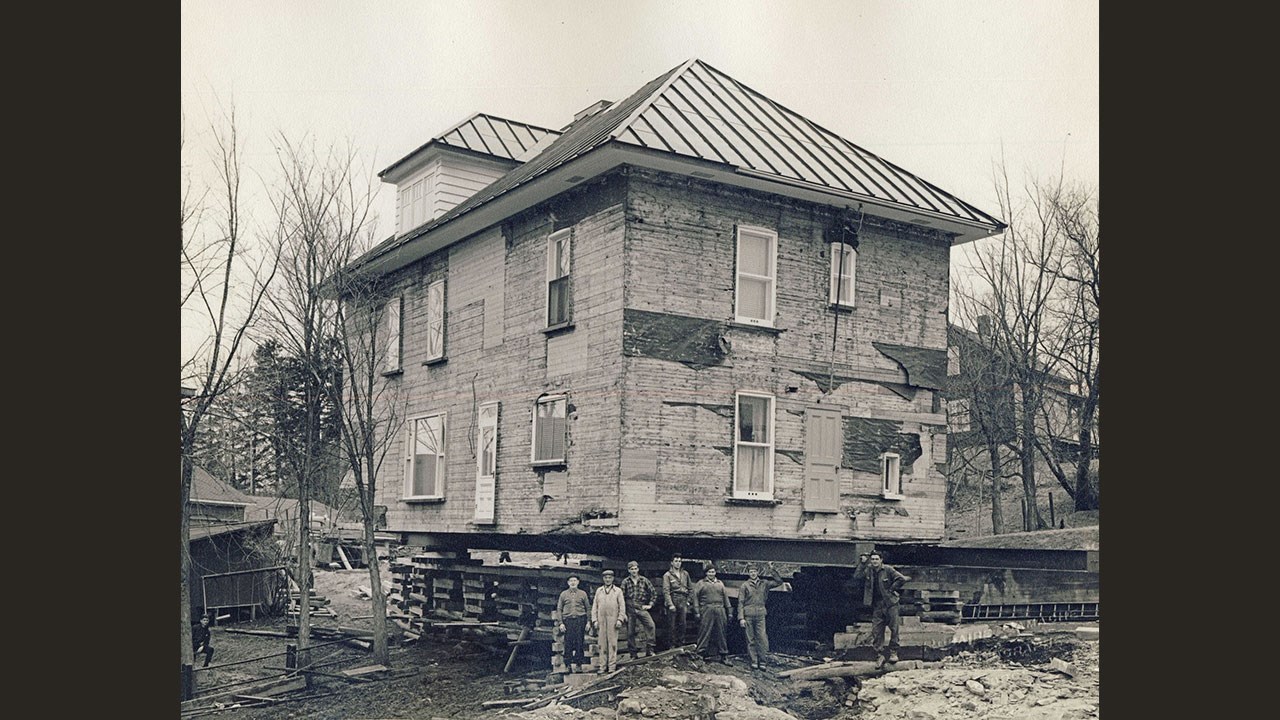Déménagement de la maison de Roger Dutil en avril 1965 