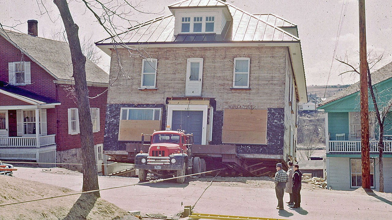 Déménagement de la maison de Roger Dutil en avril 1965 