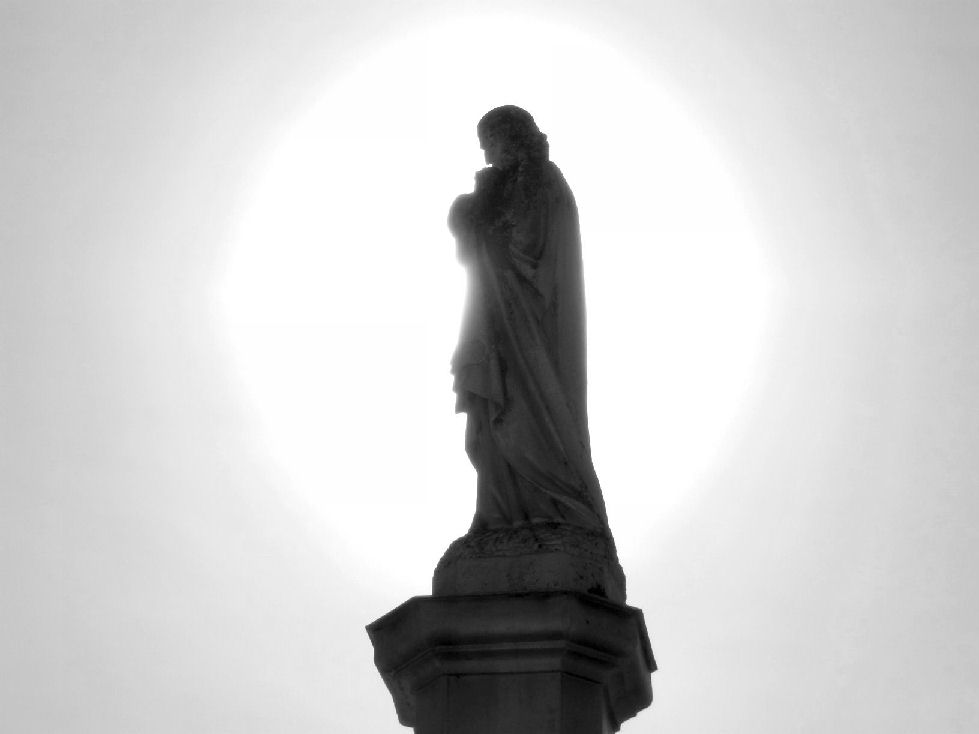 Statue ensoleillée