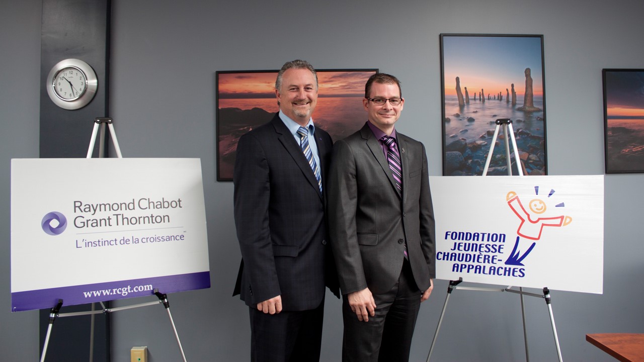 Le président d’honneur de l’événement, M. Rémi Fortin, associé chez Raymond Chabot Grant Thornton, et M. Patrick Simard, directeur général du Centre jeunesse Chaudière-Appalaches.