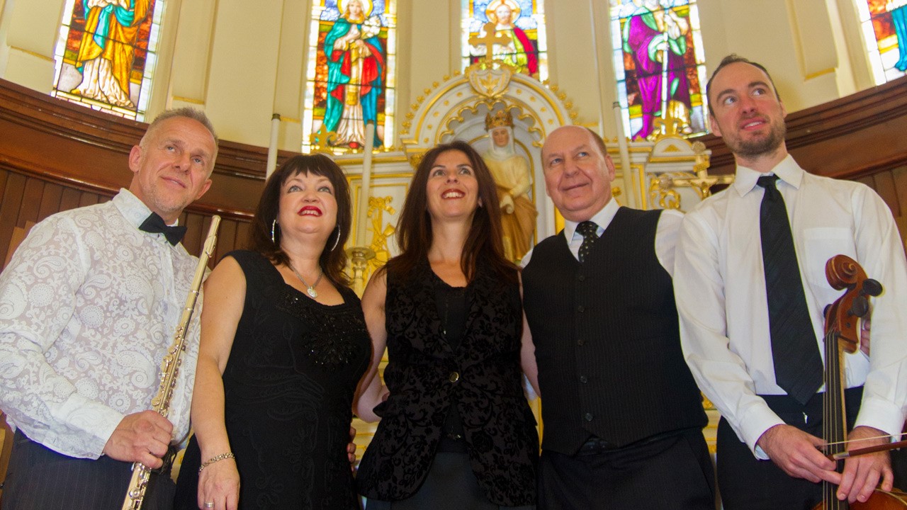 Le quintette, formé de Yoland Laflamme (flûtiste et pianiste), David Croteau (violoncelliste), Yvan Daniel (pianiste), Rachelle Thibodeau (voix soprano) et Jacinthe Breton (voix soprano), offrira le concert intitulé « Sous le dôme bleu », les dimanches 6 et 13 octobre prochain.