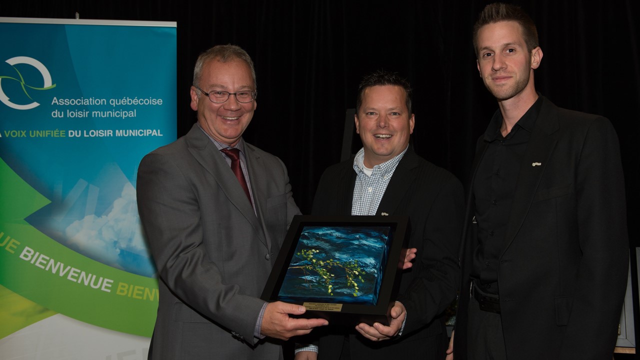 Le Directeur des loisirs, M. André Lambert et son adjoint M. Marc-André Chartrand ont reçu le prix d’Excellence au nom de la Ville. La remise du prix a été effectué par M. Gérard Paquet, président du comité des prix d’excellence