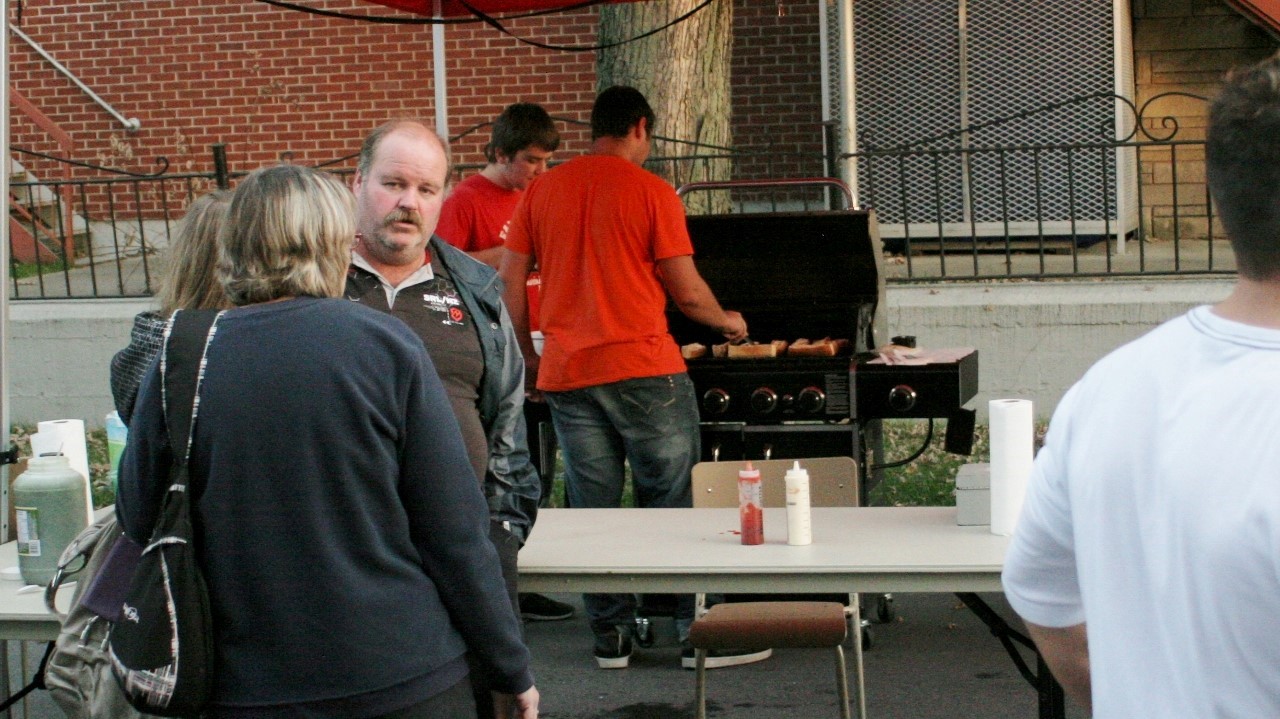 Des hot-dogs et des consommations étaient servis aux partisans