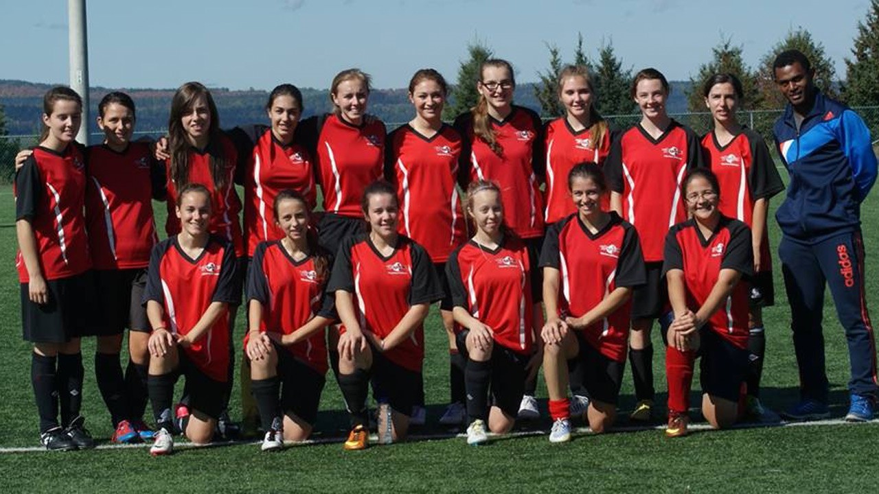 Les quatre équipes de soccer des Dragons participent au Championnat régional