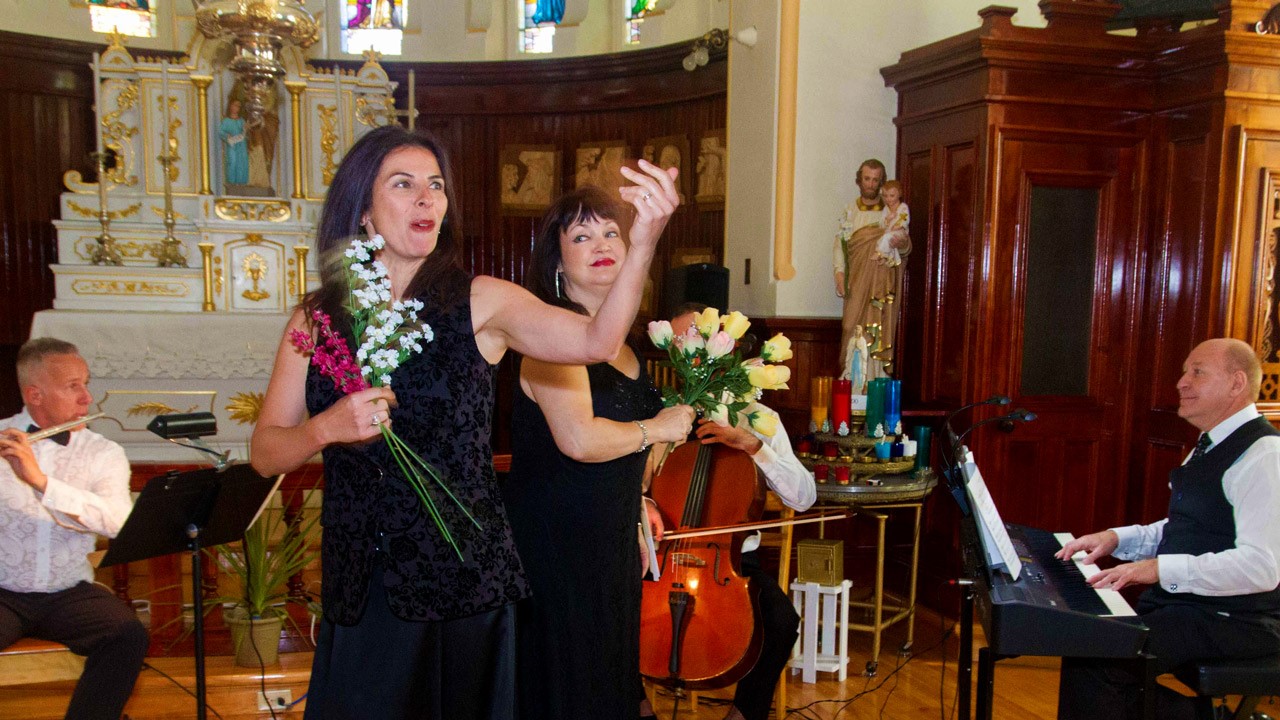 Yoland Laflamme à la flûte et au piano, Yvan-Daniel Caron au piano, ainsi que les deux sopranos Rachelle Thibodeau (à droite) et Jacinthe Breton (à gauche).