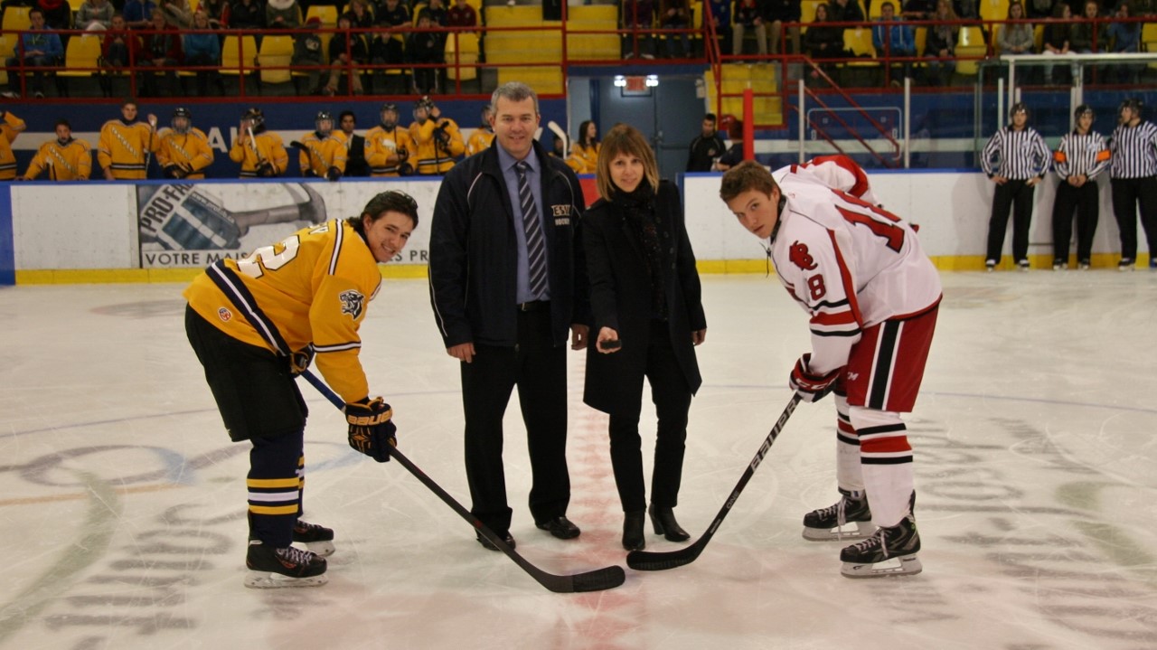 La mise au jeu protocolaire a été réalisée par madame Nancy Roy, directrice adjointe de l'École Secondaire Veilleux, et par monsieur Marco Roy, directeur hockey