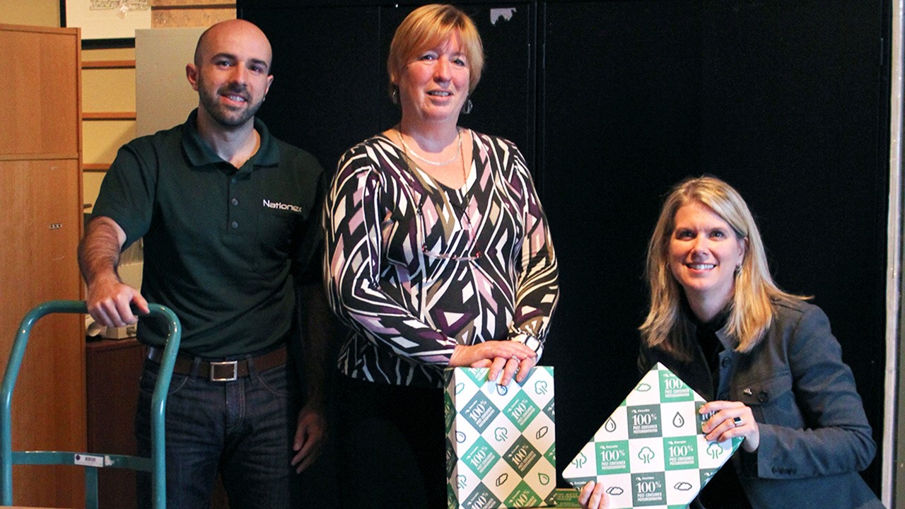 Cascades remet 1,5 million de feuilles de papier aux organismes d’alphabétisation du Québec. Les représentants des Cascades et Nationex, aux côtés de Diane Mockle, présidente-directrice générale de la Fondation pour l’alphabétisation.