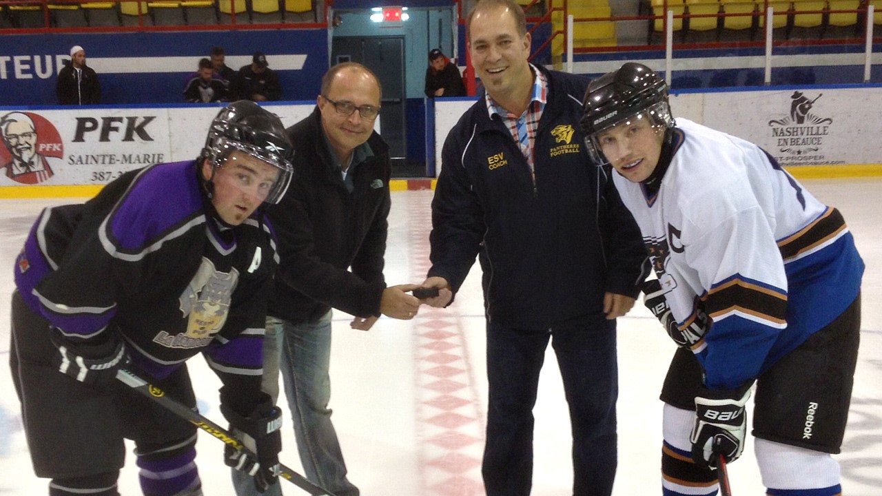 La LLH connaît un bon début de saison. Sur la photo, de gauche à droite: Dany Maheux, Éric Paré (Propriétaire de l’Hôtel National de Tring-Jonction), Pierrot Lagueux (Commissaire de la LLH) et Nicolas Lessard (capitaine de l’Hôtel-National de JAVOF).