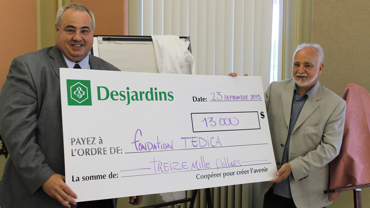 René Bégin, président de la Caisse Desjardins de Lévis, remet un chèque au montant de 13 000 $ à André Boulanger, président de la Fondation TEDICA.