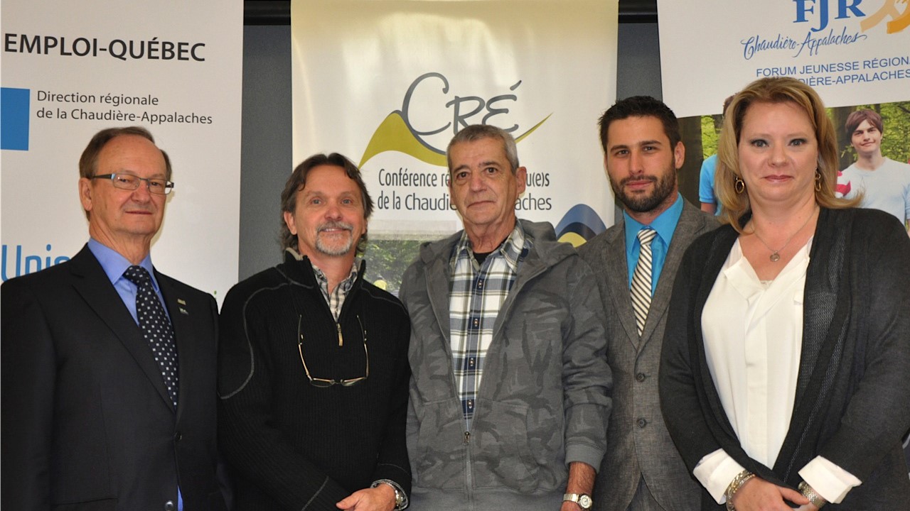 De gauche à droite: le représentant de la Conférence régionale des élu(e)s de la Chaudière-Appalaches (CRÉ), monsieur Hervé Blais, administrateur et préfet de la MRC de Bellechasse, Monsieur Martin Fortier, intervenant sociocommunautaire, Monsieur Guy Chateauvert, locataire, Monsieur Jérôme Métivier, coordonnateur de l’Entente, ainsi que la représentante du Forum jeunesse régional de Chaudière-Appalaches (FJRCA), Madame Geneviève Dion, administratrice.