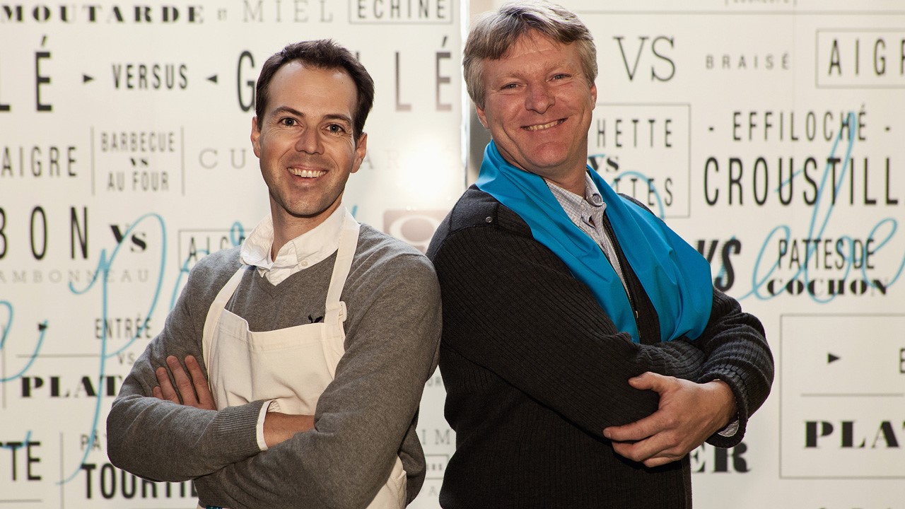 Le chef Michel Doyon du restaurant Passions Gourmandes en compagnie de M. Alain Gilbert, éleveurs de porcs de la région de la Beauce.