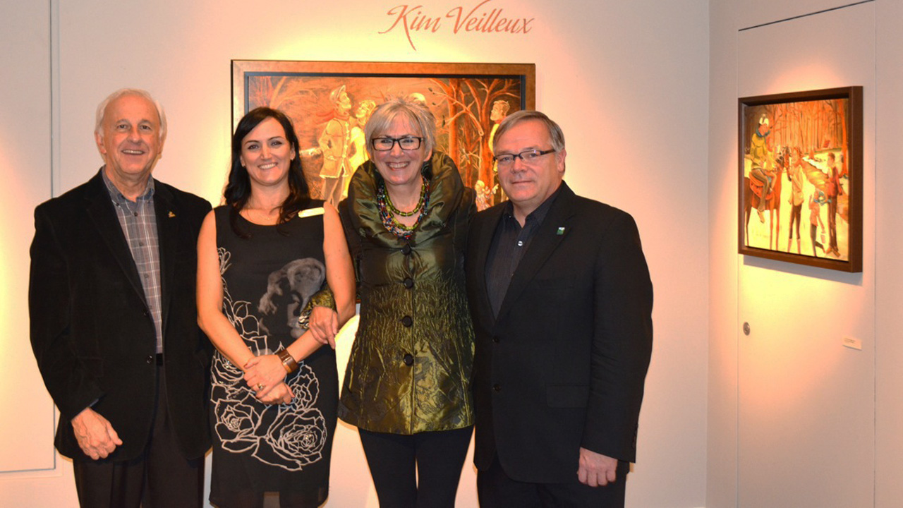 Jean-Marc Labbé, président du Musée Marius-Barbeau, Kim Veilleux, artiste peintre, Renée Gilbert, commissaire, et Luc Provençal, maire de Beauceville.