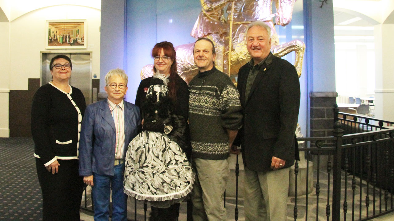 Diane Faucher, représentante du député de Beauce-Sud Robert Dutil; Lise Thibodeau, coordonnatrice du salon; Dominique Vallière, présidente d'honneur; Claude Gagné, président d'Artistes et artisans de Beauce, et le maire de Ville Saint-Georges, François Fecteau.