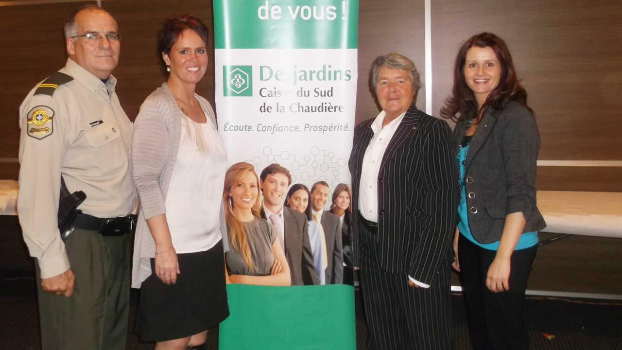 Madame Éloise Leclerc, conseillère en sécurité et en prévention de Desjardins et le Sergent Mario Thiboutot de la Sûreté du Québec, coordonnateur des relations communautaires de Beauce-Sartigan, ont abordé la prévention de la fraude et la protection de l’identité.