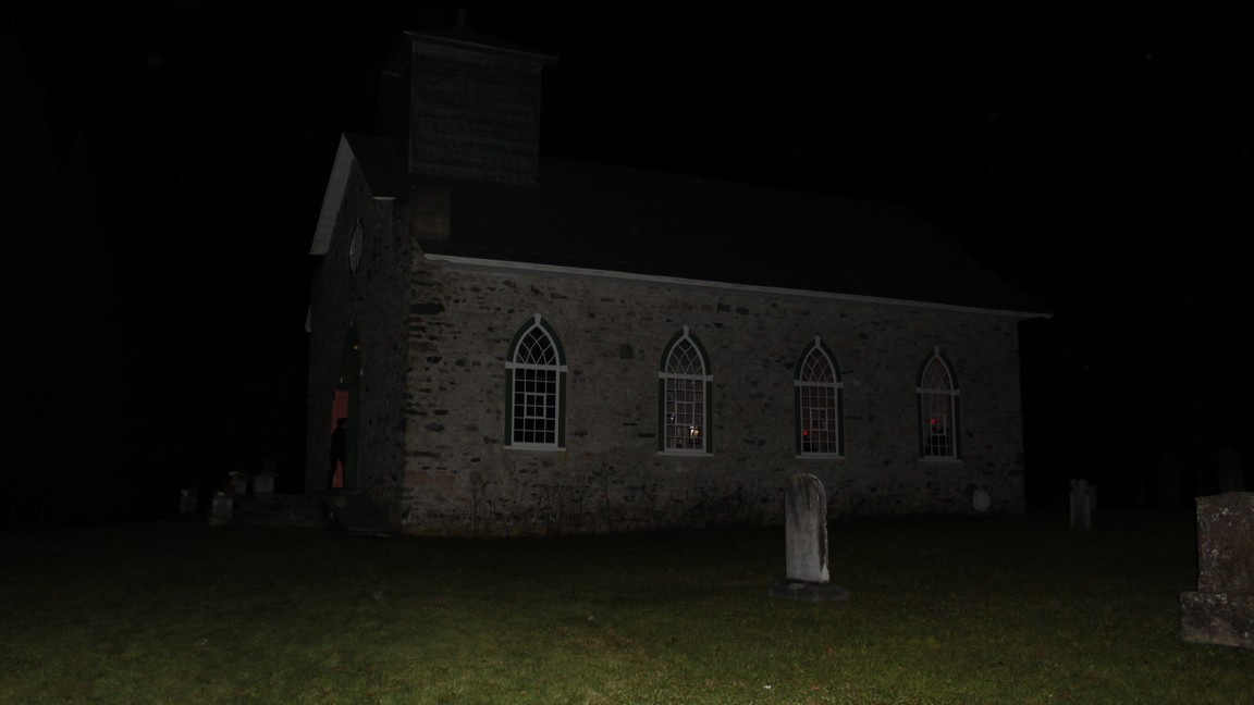 Plongée dans la noirceur, l'église semble lugubre