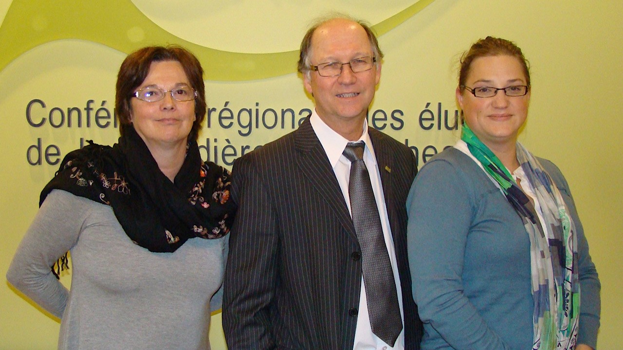 Mme Micheline Huard, conseillère en développement régional, M. Laurent Lampron, directeur général, et Mme Marianne Laroche, conseillère en développement régional.
