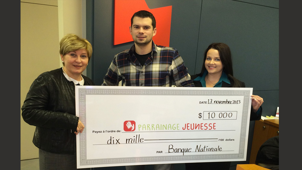 Mme Diane Dussault, directrice de la succursale de Banque Nationale, M. Nicolas Grenier, président de Parrainage Jeunesse et moi-même, Dyane Plante, directrice de Parrainage Jeunesse.