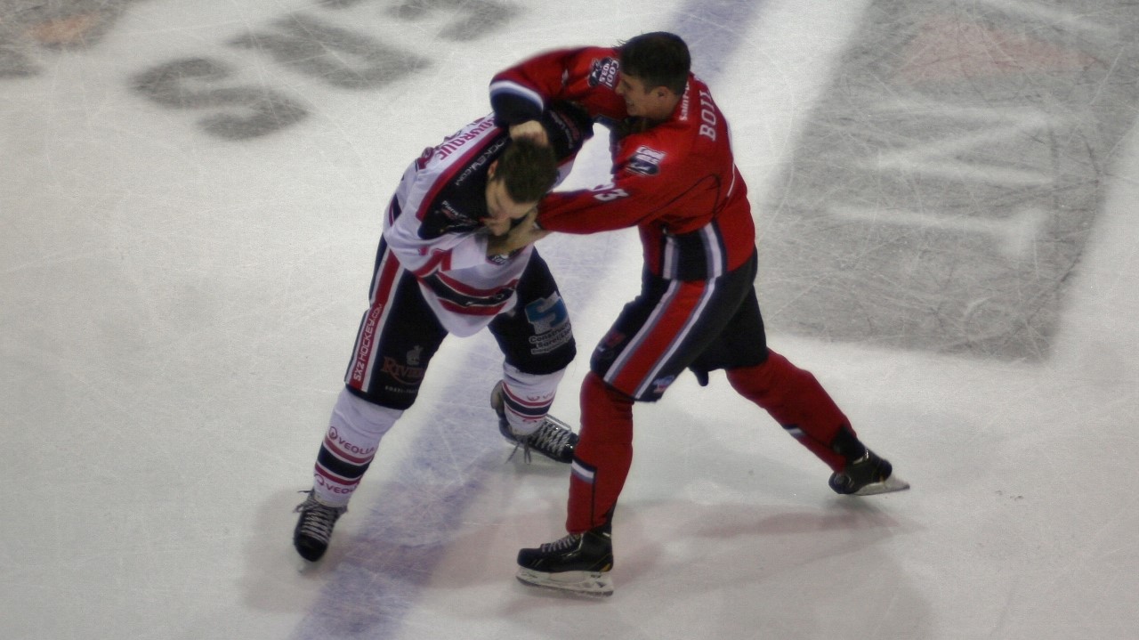 La frustration s'est fait sentir du côté du Cool FM en troisième période comme en fait preuve ce combat entre Mario Boilard et Adam Leblanc-Bourque