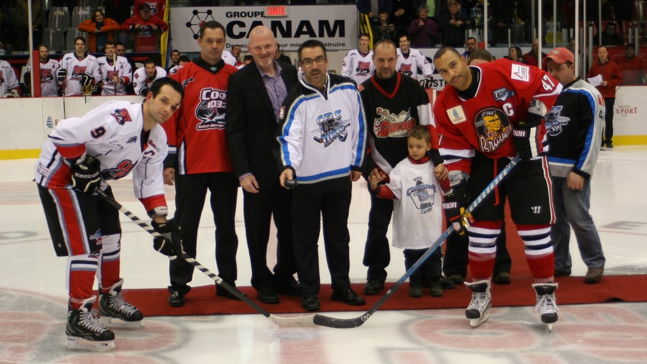 Steve Gosselin a fait la mise au jeu protocolaire de la partie opposant le Cool FM aux Braves de Valleyfield