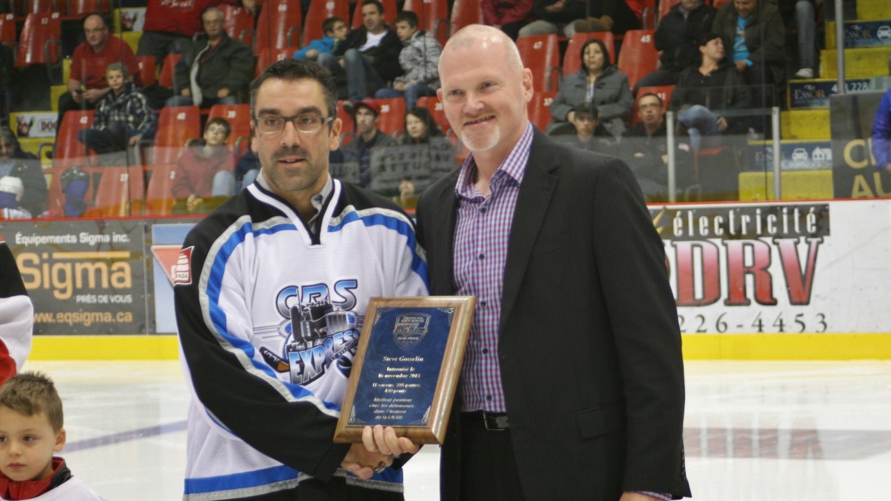 Steve Gosselin a reçu une plaque commémorative de Michel Godin, commissaire de la LNAH