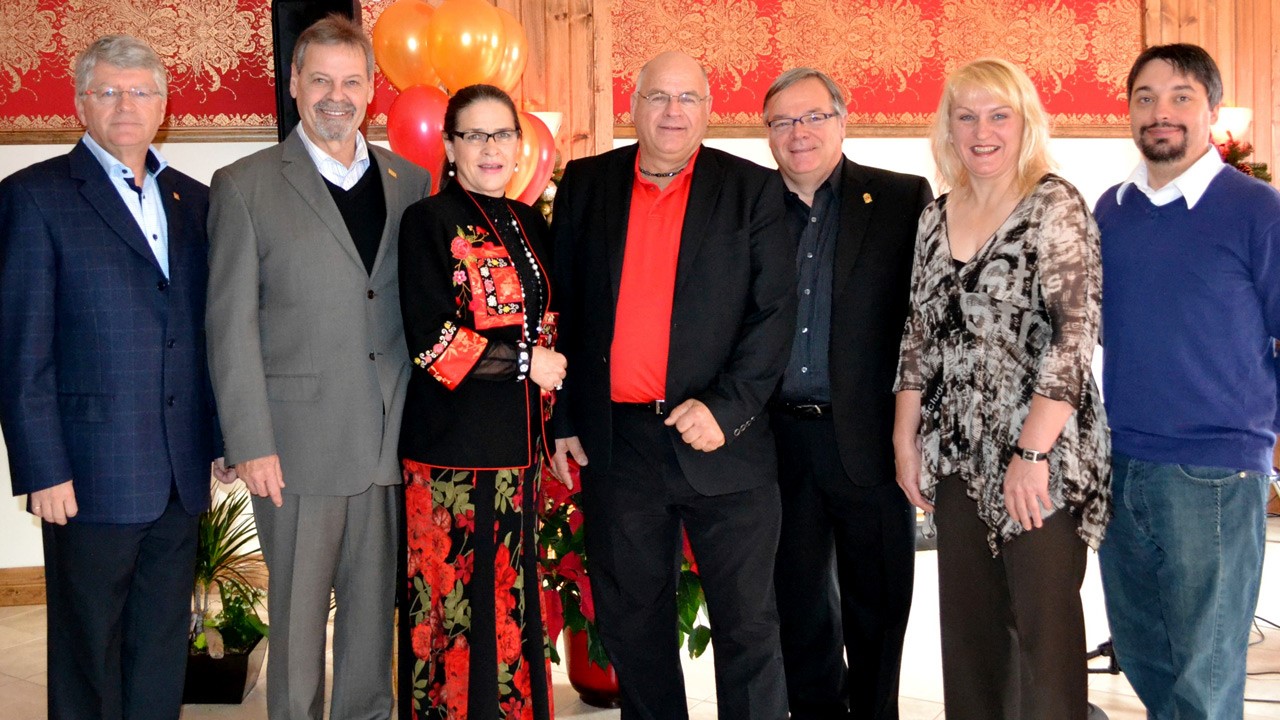 Dans l’ordre de gauche à droite : Pierre Gilbert (conseiller municipal Saint-Joseph-de-Beauce), André Spénard (député Beauce-Nord), Line Beaudoin, Clément Baillargeon (propriétaires de la Villa du Moulin), Luc Provençal (maire de Beauceville et préfet suppléant de la MRC Robert-Cliche), Hélène Saint-Hilaire (conseillère municipale et promaire Ville de Saint-Joseph-de-Beauce) et Frédéric Paré (président Chambre de commerce et d’industrie de Saint-Joseph-de-Beauce).