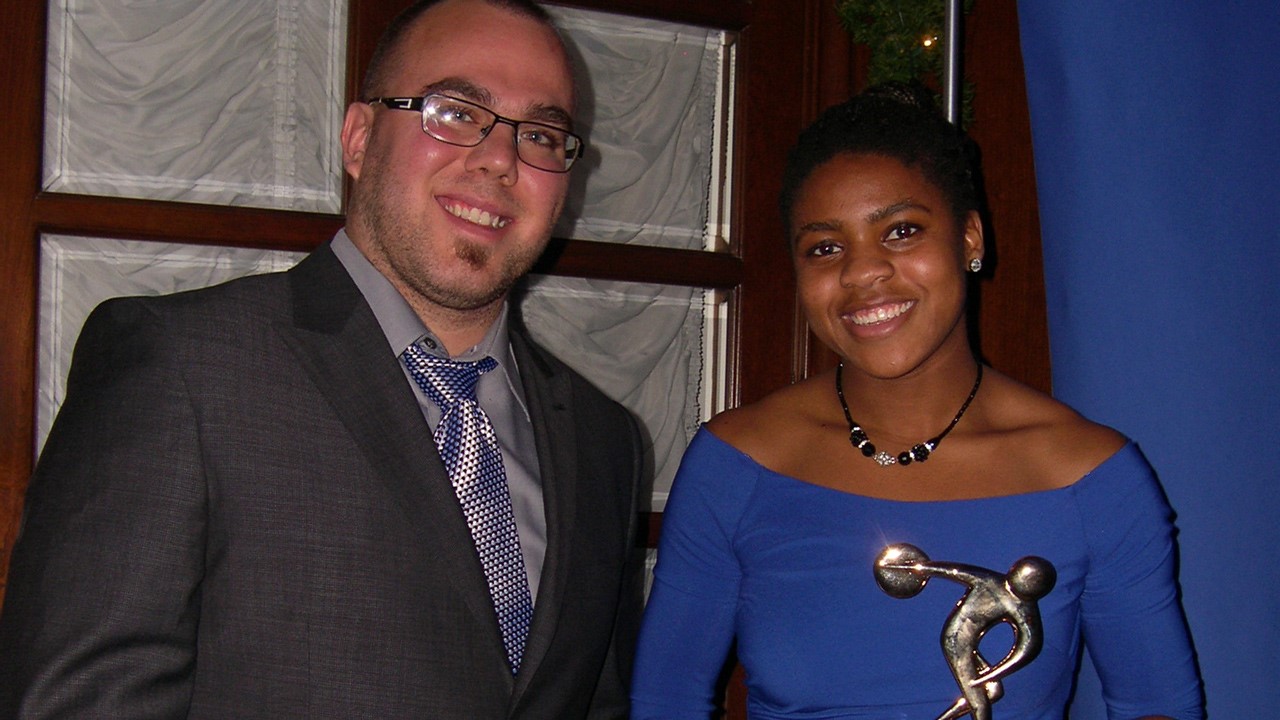 Marie-Colombe St-Pierre en compagnie de son entraîneur Félix-Antoine Lapointe du club de l’Université Laval. Ce dernier était en nomination à titre d’entraîneur de l’année.