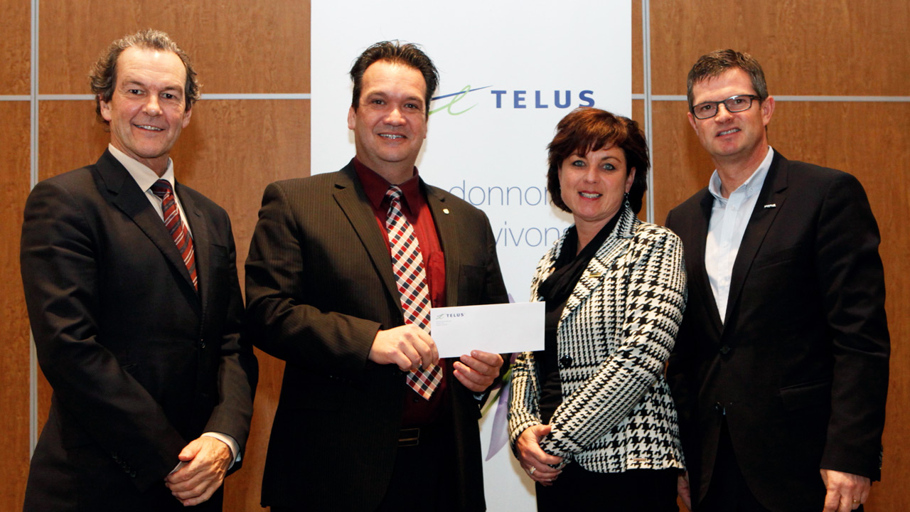 Messieurs Jean-François St-Germain, vice-président, Région de Québec et des Marchés publics et parapublics de TELUS,Claude Lestages, représentant de BNP Stratégies, partenaire des Prix Innovation TELUS, madame Manon Veilleux, présidente de la Fondation du Centre hospitalier Beauce-Etchemin et monsieur Marc Coulombe, président d'Alex Coulombe Ltée et président du comité d'investissement communautaire de TELUS à Québec.