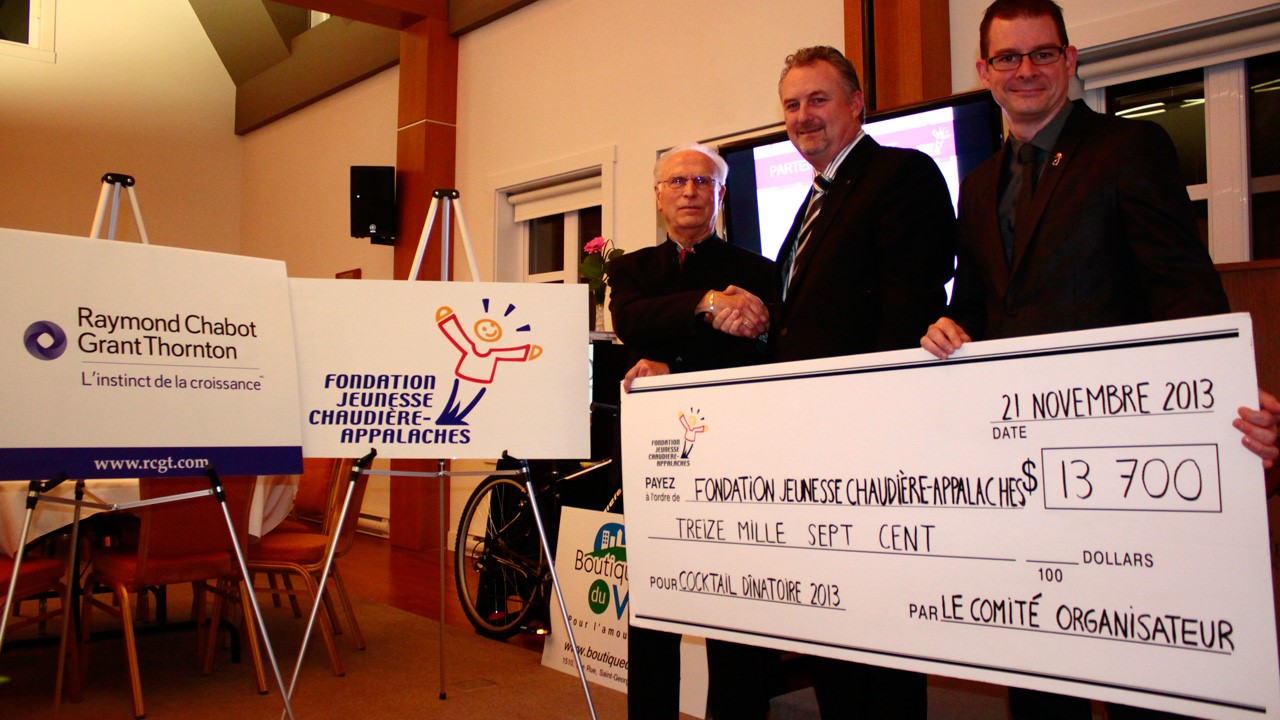 De gauche à droite : le vice-président de la Fondation jeunesse Chaudière-Appalaches, André Vien, le président d’honneur, Rémi Fortin (associé chez Raymond Chabot Grant Thornton), en compagnie de Patrick Simard, secrétaire de la Fondation jeunesse Chaudière-Appalaches et directeur du Centre jeunesse Chaudière-Appalaches.