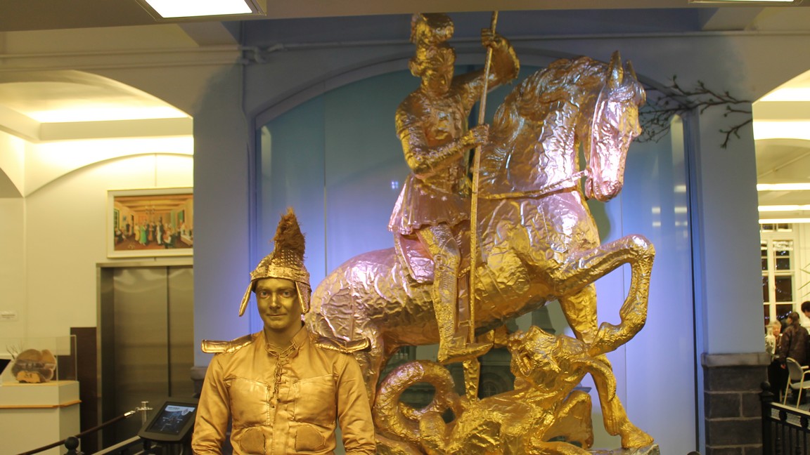 Un comédien déguisé en Saint Georges raconte l'histoire de la statue