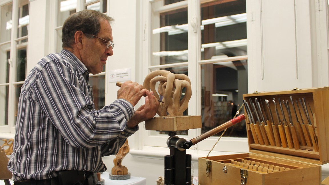 Sculpteur sur bois en action