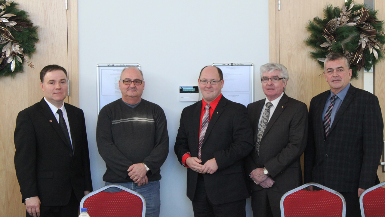 Le maire de Saint-Ephrem, Normand Roy; Bruno Baillargeon; Jean-Simon Maheux, directeur général de la Caisse des Sommets de la Beauce; Pierre Godbout, président de la Caisse des Sommets de la Beauce, et Luc Lemieux, le directeur général de la municipalité de Saint-Éphrem.